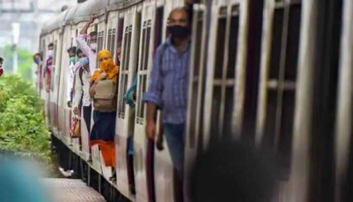 Local Train: সপ্তাহের প্রথম দিনে শিকেয় মাস্ক বিধি, চিন্তা বাড়াচ্ছে বেপরোয়া ভিড় 