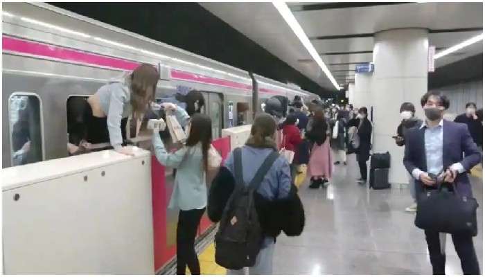 Tokyo: ছুরির আঘাতে আহত ১০, টোকিয়োর ট্রেনে আগুন লাগানোর চেষ্টা  