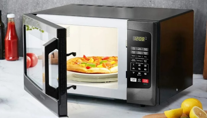  Microwave Oven: সময়ের অভাবে মাইক্রোওভেন-এ খাবার গরম করে খান? বিপদ ডেকে আনছেন 