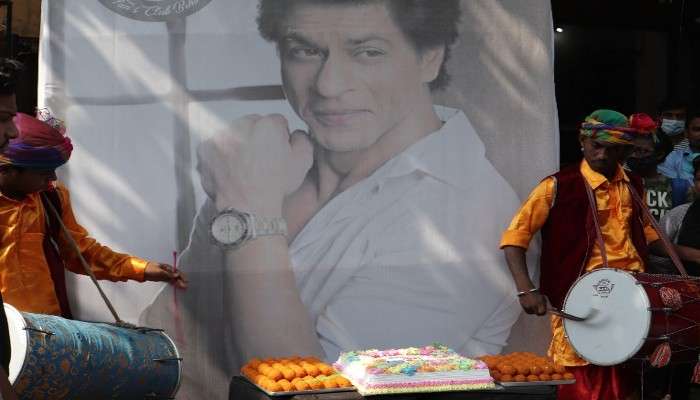 Happy Birthday SRK: ঢোল বাজিয়ে, কেক কেটে কলকাতায় শাহরুখের জন্মদিন উদযাপন অনুরাগীদের