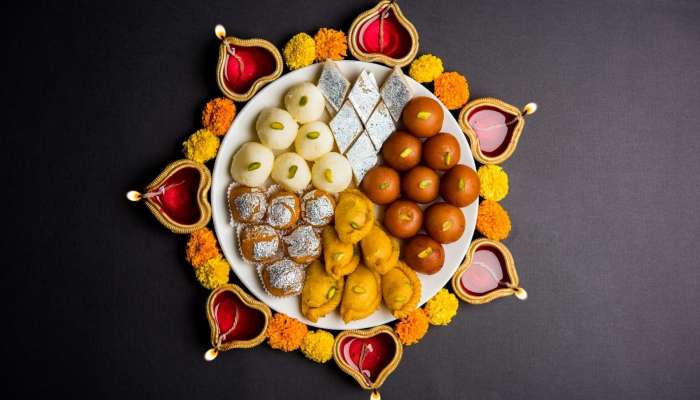 Diwali Food: উৎসবের দিনে এই কয়েকটি খাবার  না খেলেই নয় 