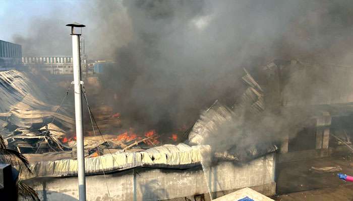 Sankraiel Fire: পাঁচিল ভেঙে ঢোকার চেষ্টা দমকলের, সাঁকরাইলে বিধ্বংসী আগুনের কবলে চিপস কারখানা