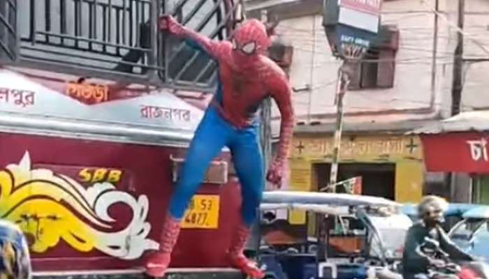 Viral Video: সিউড়ির রাস্তায় স্পাইডার ম্যান! বাসে ঝুলে সুপার হিরোর কেরামতি