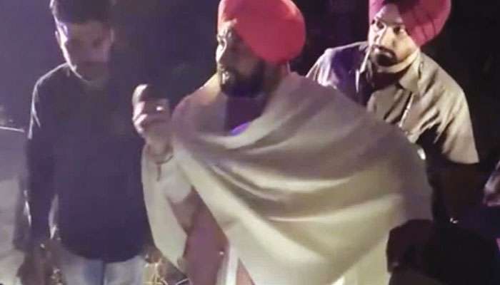 Punjab: দফতর থেকে ফেরার পথে গরু উদ্ধারে নেমে পড়লেন খোদ মুখ্যমন্ত্রী, ভাইরাল ভিডিয়ো