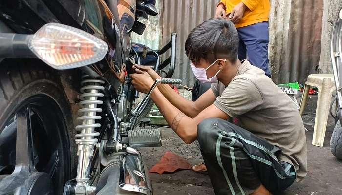 Jalpaiguri: স্কুল খোলায় পড়ুয়াদের উচ্ছ্বাসের মাঝেই এ এক 'উলটপুরাণ'