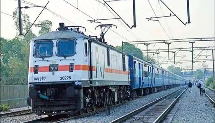 Indian Railways: থাকছে না ‘জেনারেল’ কামরা, ভিড় সামলাতে সংরক্ষিত বাতানুকূল কোচের ভাবনায় রেল!