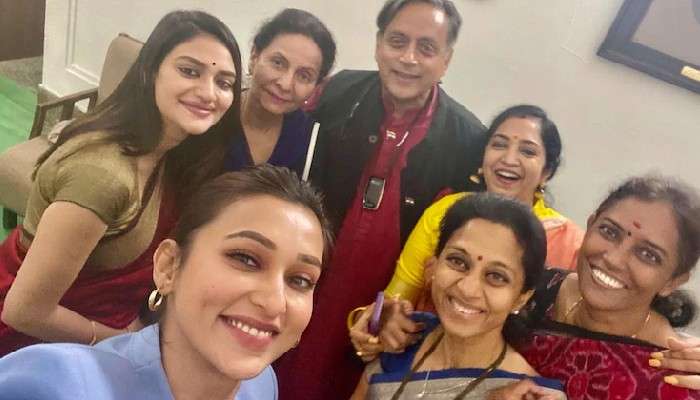 মহিলা সাংসদ-পরিবৃত Shashi Tharoor! নেটদুনিয়া একহাত নিল কং-সাংসদকে মহিলা সাংসদ-পরিবৃত Shashi Tharoor! নেটদুনিয়া একহাত নিল কং-সাংসদকে