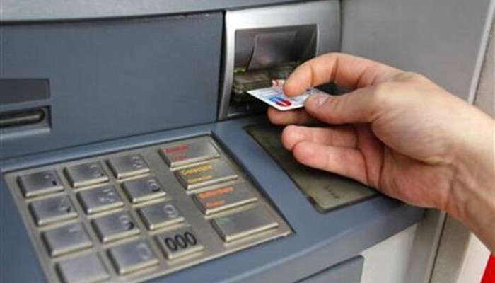 ATM Transaction Limit: নতুন বছরে মহার্ঘ হচ্ছে ATM, প্রতি লেনদেনেই দিতে হবে টাকা