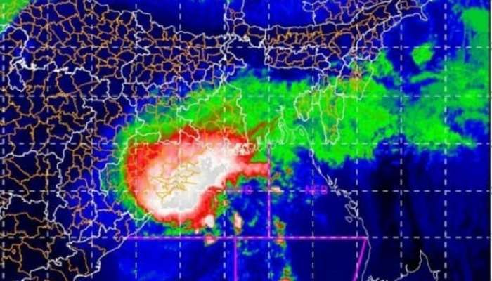 Cyclone Jawad: উপকূলে বাড়ছে দুর্যোগ, ঠিক কতটা দূরে এখন &#039;জাওয়াদ&#039;? 