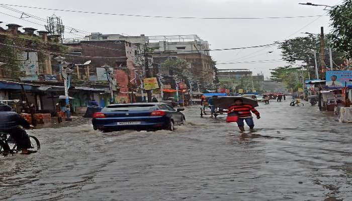 Weather Today: ঘূর্ণিঝড় বদলে নিম্নচাপ, ভারী বৃষ্টিতে জলমগ্ন শহরের একাধিক এলাকা