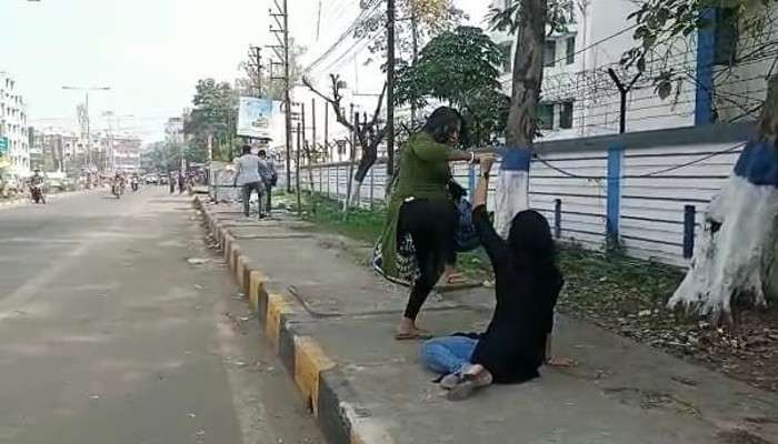 Video:  প্রকাশ্যে রাস্তায় দুই মহিলার &#039;মারামারি&#039;! হতবাক পথচারীরা