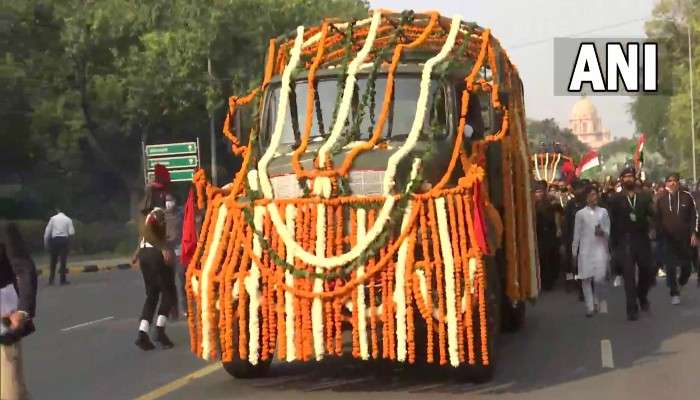 Gen Bipin Rawat's funeral: শেষযাত্রায় জেনারেল রাওয়াত, শামিল ৮০০ সেনা জওয়ান, শেষকৃত্যে ১৭ বার তোপধ্বনি