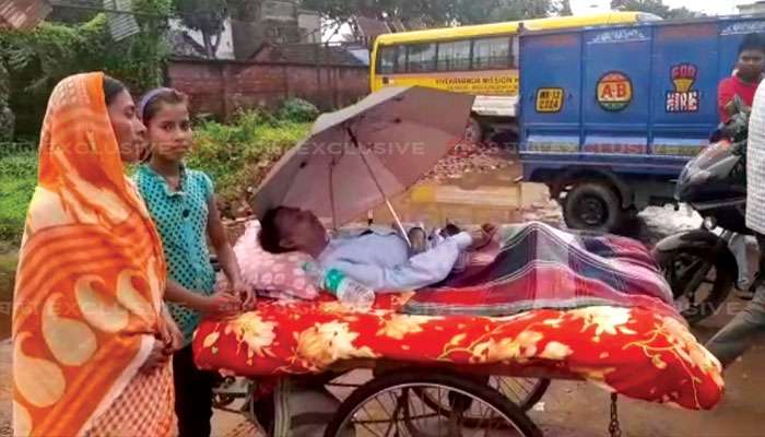 Zee 24 Ghanta Impact : শয্যাশায়ী বাবাকে নিয়ে রাস্তায়  ১১ বছরের ঝিলিক, ভর্তির ব্যবস্থা হল হাসপাতালে