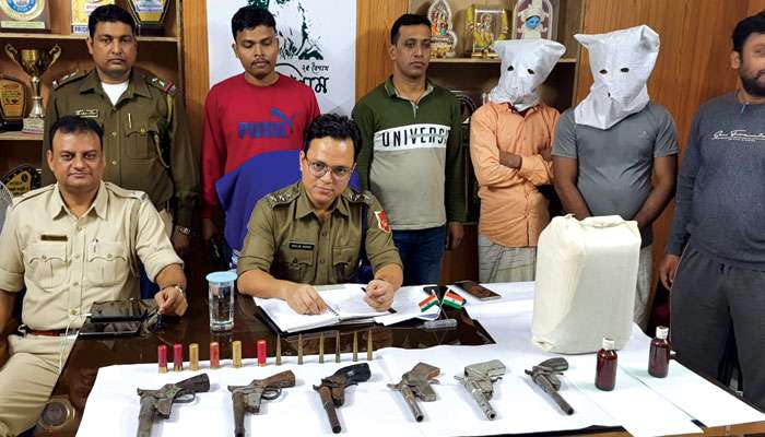 Arms Smuggling: বাংলাদেশি দুষ্কৃতীদের হাতে পড়ার আগেই ঘোজাডাঙ্গা সীমান্তে উদ্ধার বিপুল অস্ত্র-গুলি