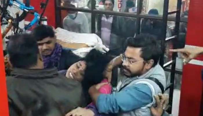 Video: পরকীয়ার জের! ভরসন্ধেয় রাস্তায় দুই মহিলার 'চুলোচুলি'