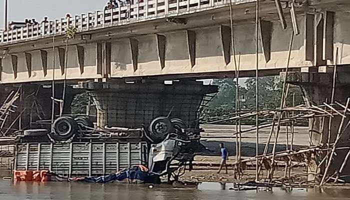 Malbazar: সেতুর উপর মুখোমুখি হতেই সংঘর্ষ, রেলিং ভেঙে নদীতে গাড়ি