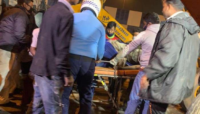 Howrah Accident: নবান্নের সামনে উল্টাল ছাইবোঝাই লরি, দেড় ঘণ্টার চেষ্টায় উদ্ধার পথচারী