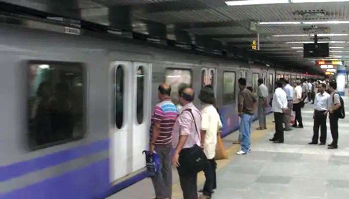 Metro Rail: বড়দিন-বর্ষবরণের রাতে ভিড় সামলাতে কড়া নিরাপত্তা, অতিরিক্ত বাহিনী মোতায়েন করছে মেট্রোরেল 