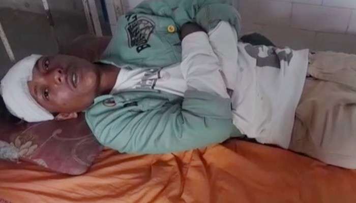 Video: বাসন্তীতে তৃণমূলের 'গোষ্ঠীদ্বন্দ্ব', বিধায়কের সামনেই চলল চেয়ার ছোড়়াছুঁড়ি!