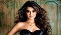 বর্ষশেষে নজরকাড়া ফ্যাশন শো, ব়্যাম্প মাতালেন দর্শনা বণিক