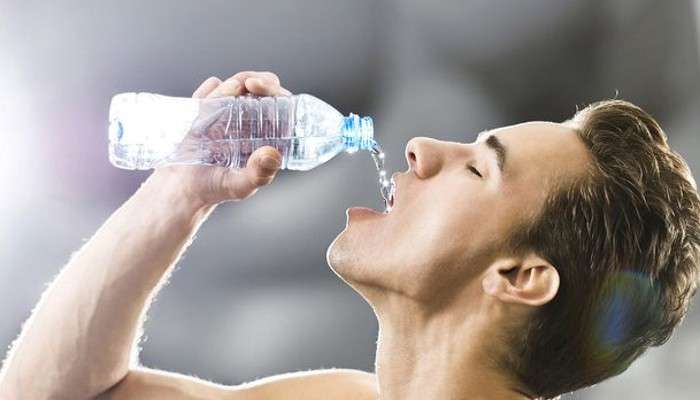 Drinking Water: দাঁড়িয়ে জল পান করেন? জানেন, কী ক্ষতি করছেন?