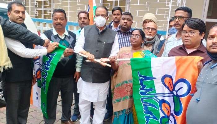 Asansol:  'মুখ্যমন্ত্রীর অনুপ্রেরণায় তৃণমূলে'! পুরভোটের আগে দলবদল ৩ বারের বাম কাউন্সিলরের