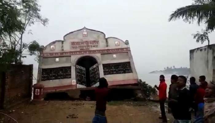 Murshidabad Ganges Erosion: ভয়ঙ্কর Video! মুর্শিদাবাদে গোটা একটা মন্দিরকেই &#039;গিলে খেল&#039; গঙ্গা