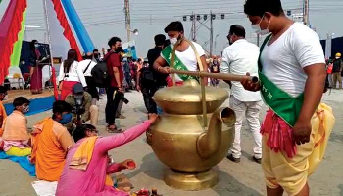 Gangasagar Mela: আসতে হবে না মেলায়, গঙ্গাসাগরের জল পৌঁছচ্ছে জেলায় জেলায়