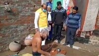 ভোট চাইতে সোজা স্নানঘরে হাজির প্রার্থী! ভাইরাল ভিডিয়ো