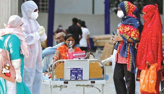 Covid Spike: গত ২৪ ঘণ্টায় রাজ্যে কিছুটা কমল দৈনিক সংক্রমণ, ভাবাচ্ছে মৃতের সংখ্যা Covid Spike: গত ২৪ ঘণ্টায় রাজ্যে কিছুটা কমল দৈনিক সংক্রমণ, ভাবাচ্ছে মৃতের সংখ্যা