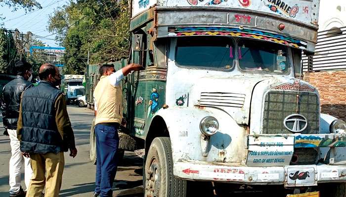 Sand Smuggling: লরিতে সাঁটা ফুড সাপ্লাই ডিপার্টমেন্টের বোর্ড, তল্লাশি চালাতেই চোখ ছানাবড়া পুলিসের