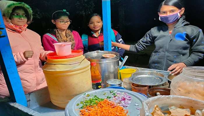 Bolpur: সংসারের হাল ধরতে বাবার সাথেই ফুচকা বিক্রি নবম শ্রেণির ছাত্রী মেয়ের