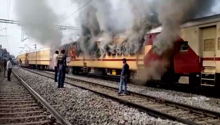 Train Fire: রেলের পরীক্ষায় অনিয়ম হয়েছে, ভয়ঙ্কর কাণ্ড করে বসল পরীক্ষার্থীরা