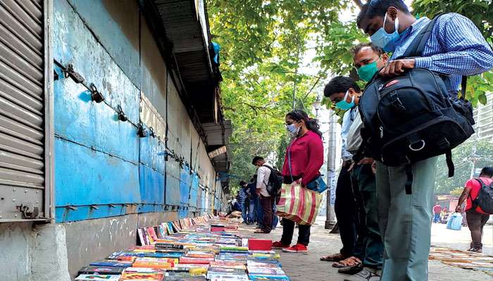 College Street: ফুটপাত জুড়ে বইয়ের ভিড়, কলেজ স্ট্রিটে 'অমূল্য রতন'-র খোঁজে বই প্রেমীরা