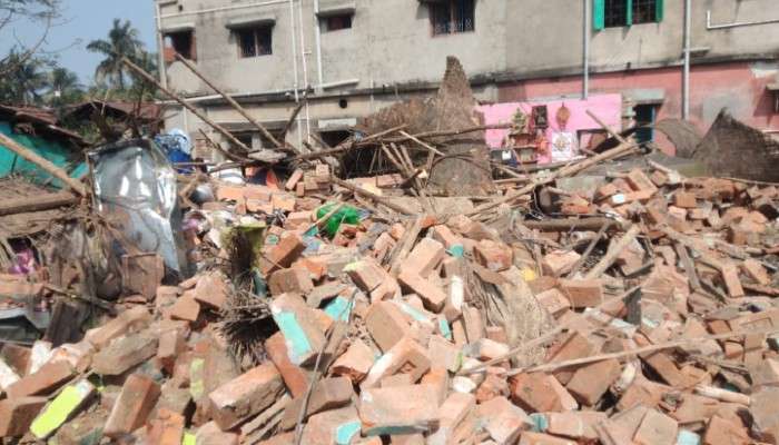 Howrah: 'মারধর', 'গুলি'; বুলডোজার দিয়ে ঘর গুঁড়িয়ে দেওয়ার অভিযোগ, ভাড়াটিয়া উচ্ছেদ ঘিরে জগাছায় উত্তেজনা