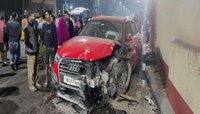 রাতের মহানগরে ফের বেপরোয়া বিলাসবহুল গাড়ি, মন্দিরে ধাক্কা মদ্যপ চালকের