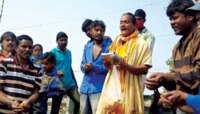 পুরোহিত ডেকে মন্ত্রোচ্চারণ করে হনুমানের শেষকৃত্য সম্পন্ন করল এলাকাবাসী