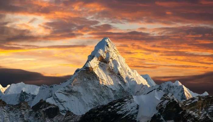 Glacier on Mount Everest: ২০০০ বছরে গড়া হিমবাহ গলে যাচ্ছে ২৫ বছরে!