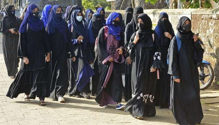 Hijab Row: হিজাবকাণ্ডে সব থানাকে সতর্ক থাকতে নির্দেশ রাজ্য গোয়েন্দা দফতরের