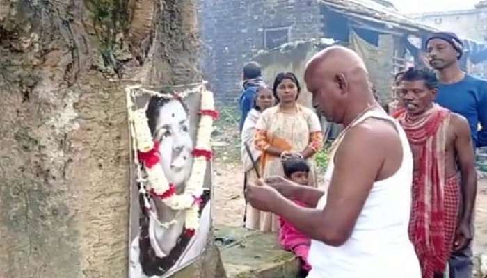 Lata Mangeshkar: অশৌচ পালন থেকে ঘাটকাজ, &#039;মা&#039; লতার শেষকৃত্য করলেন হাওড়ার &#039;ছেলে&#039;