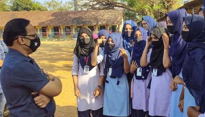 Hijab Row: হিজাব বিতর্কে টানাপোড়েন অব্যাহত, কর্ণাটকে ১৬ ফেব্রুয়ারি পর্যন্ত বন্ধ কলেজ 