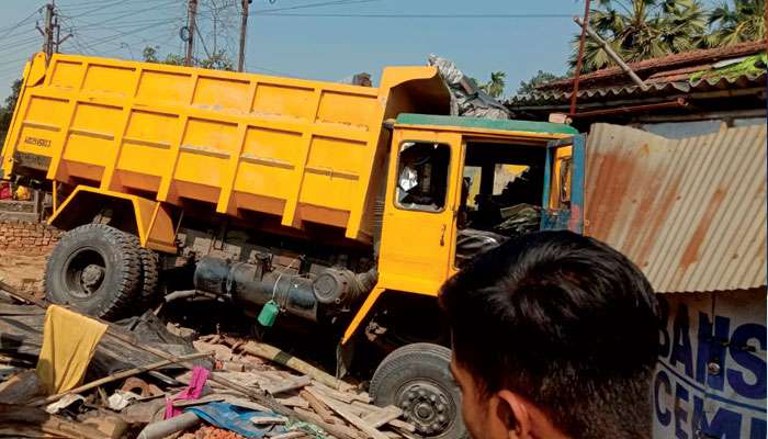 Road Accident: পুলিসের তাড়া! নিয়ন্ত্রণ হারিয়ে হুড়মুড়িয়ে দোকানে ঢুকে পড়ল ডাম্পার, পিষে গেল শিশু-সহ ২