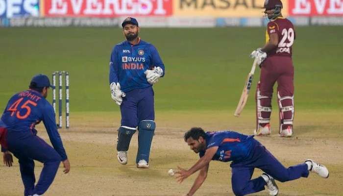 INDvsWI: Bhuvneshwar ক্যাচ ফেলতেই বলে লাথি মারলেন Rohit Sharma, ভাইরাল ভিডিয়ো 