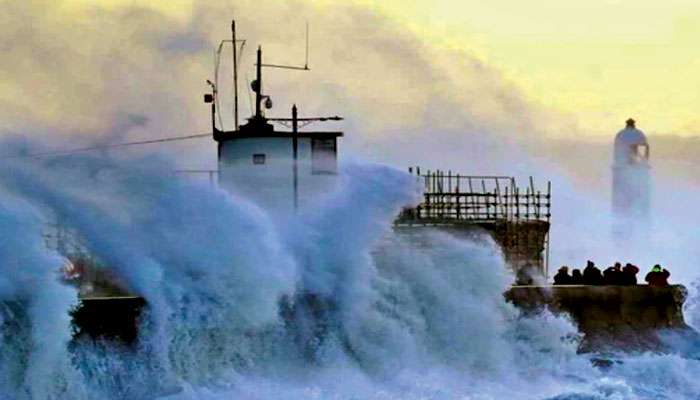 Storm Eunice: ঝড়ের গতি কোথাও ১৯৬ কিমি প্রতি ঘণ্টা; লন্ডভন্ড ইউরোপ, ব্রিটেনে বিদ্যুতহীন ২ লাখ বাড়ি