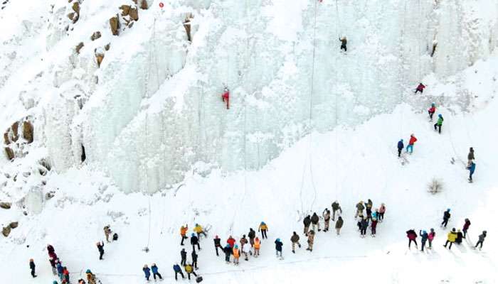 Ice Wall Climbing Race: লাদাখে বরফ দেওয়াল বেয়ে ওঠার ভয়ঙ্কর প্রতিযোগিতা, দেখুন ছবিতে