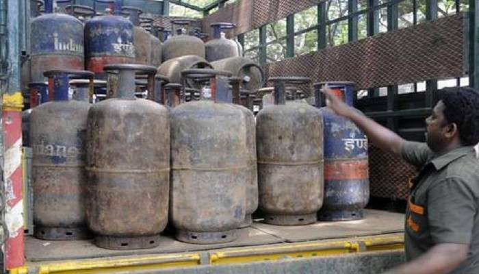 LPG Cylinder Price Hike: বাড়ল LPG সিলিন্ডারের দাম, মঙ্গলবার থেকেই দিতে হবে অতিরিক্ত টাকা