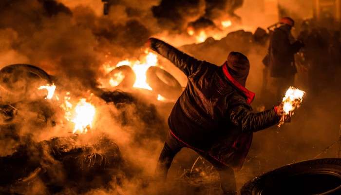Russia Ukraine War: দ্বিতীয় বিশ্বযুদ্ধের Molotov Cocktail দিয়ে রুশ সেনার মোকাবিলা, কী এই অস্ত্র?
