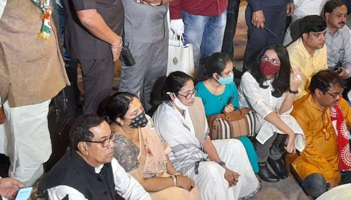 Mamata Banerjee: বারাণসীতে মমতা, দশাশ্বমেধ ঘাটে বসে দেখলেন সন্ধ্যারতি