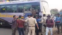 বাস চালক নাকি 'তৃণমূল নেতা'! অতএব যাত্রীর সঙ্গে 'হাতাহাতি', পুলিসের সঙ্গে 'দাদাগিরি'