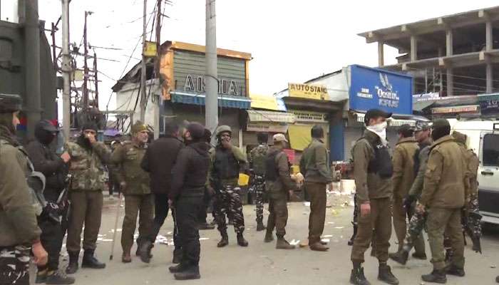 Srinagar Blast: গ্রেনেড বিস্ফোরণে কেঁপে উঠল শ্রীনগরের ভিড়েঠাসা বাজার, নিহত ১, আহত বহু